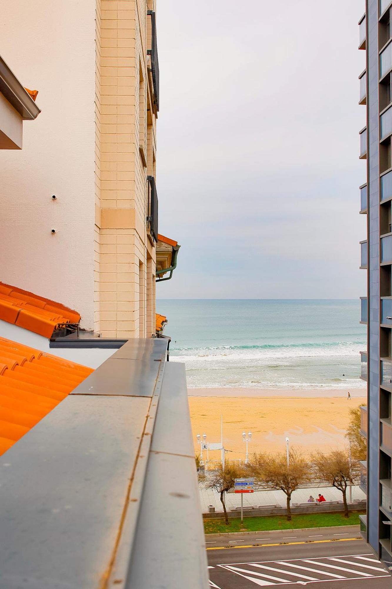 Atico Con Terraza En Playa De San Lorenzo Gijon Luaran gambar